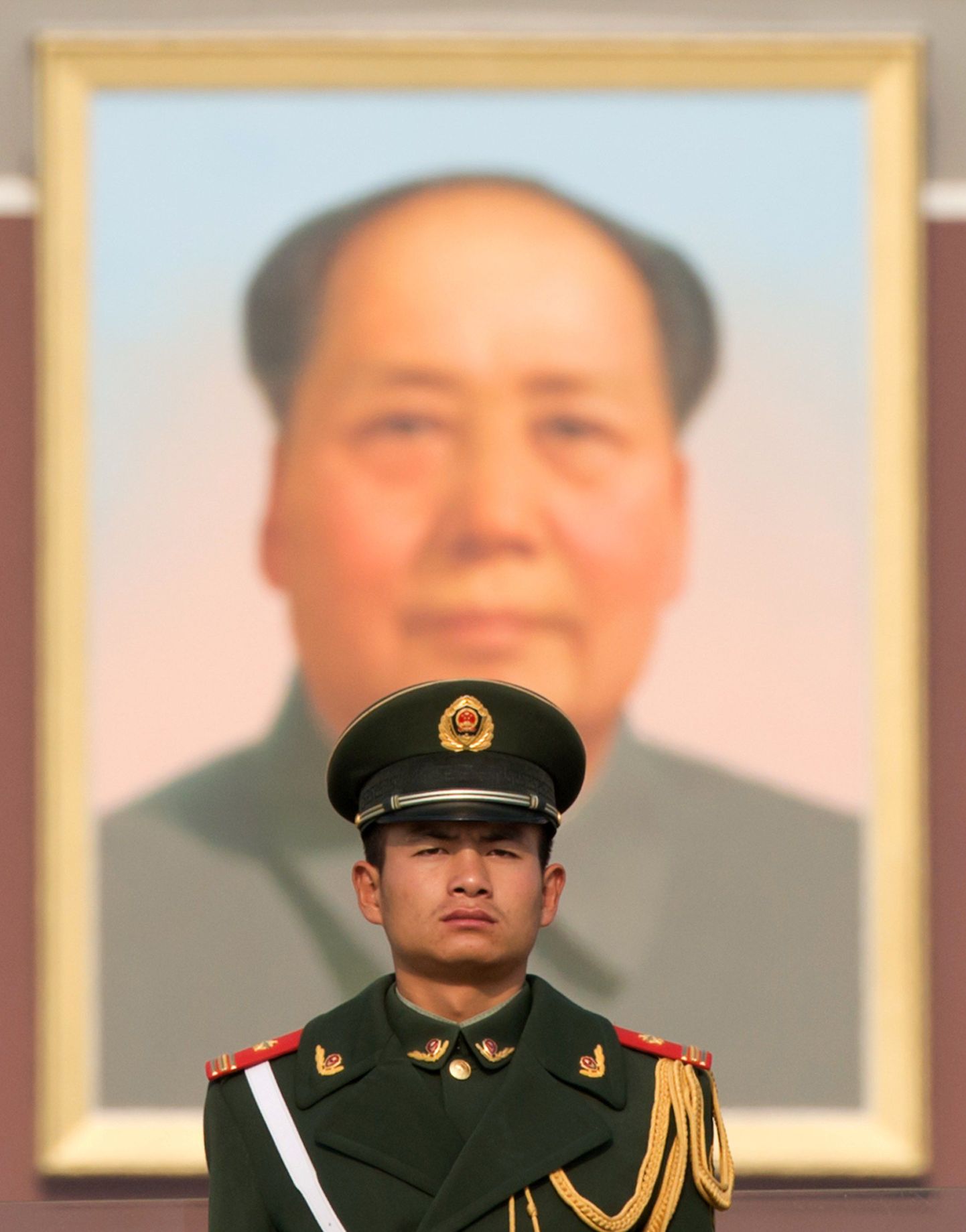 Valvur Pekingis Tiananmeni väljakul esimees Mao Zedongi portree ees.