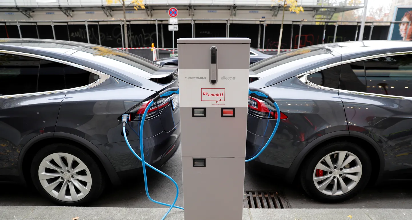 Tesla automobiļi pie elektroauto uzlādes punkta