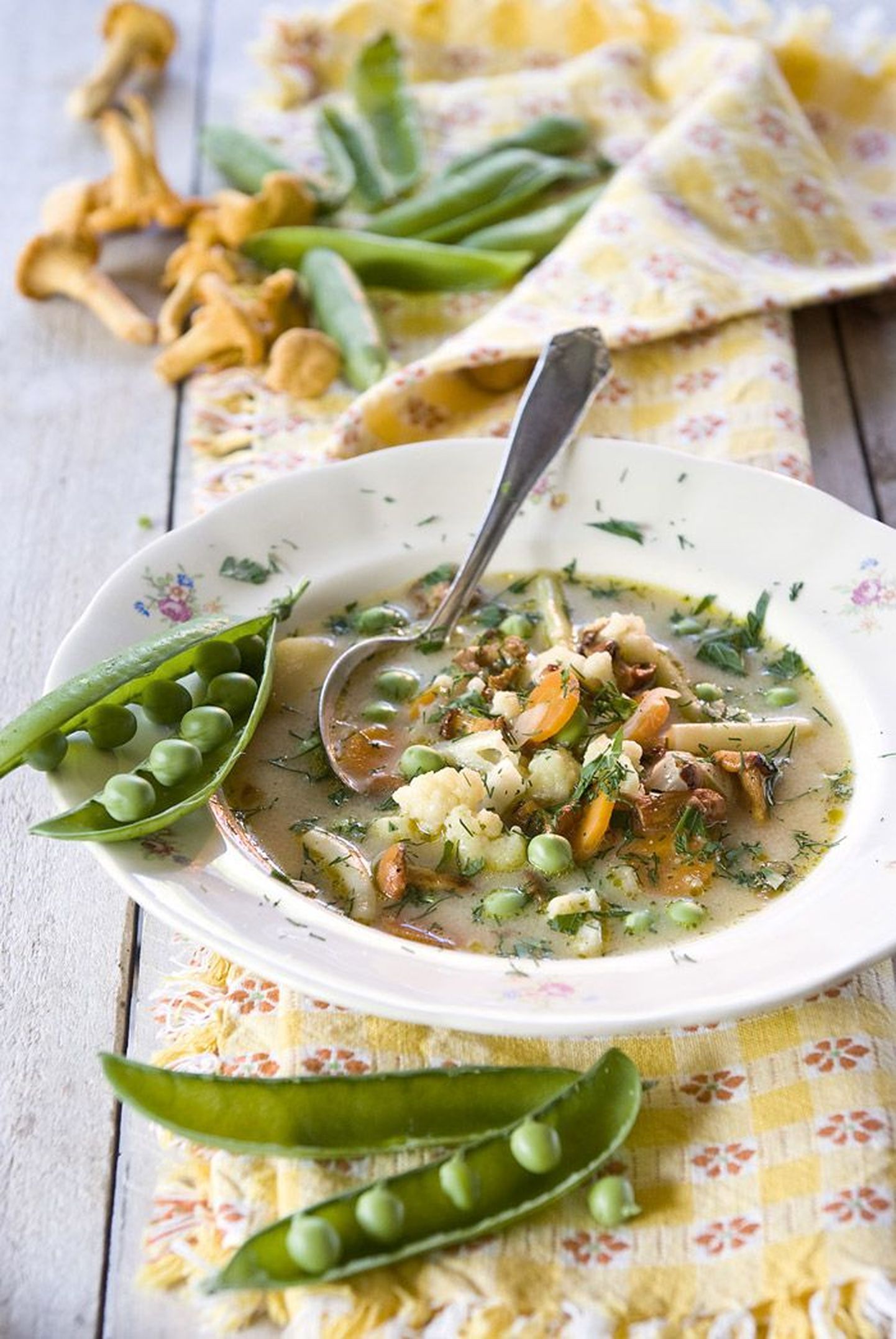 В летний суп из лисичек можно добавить зеленую фасоль  — получится и красиво, и вкусно.