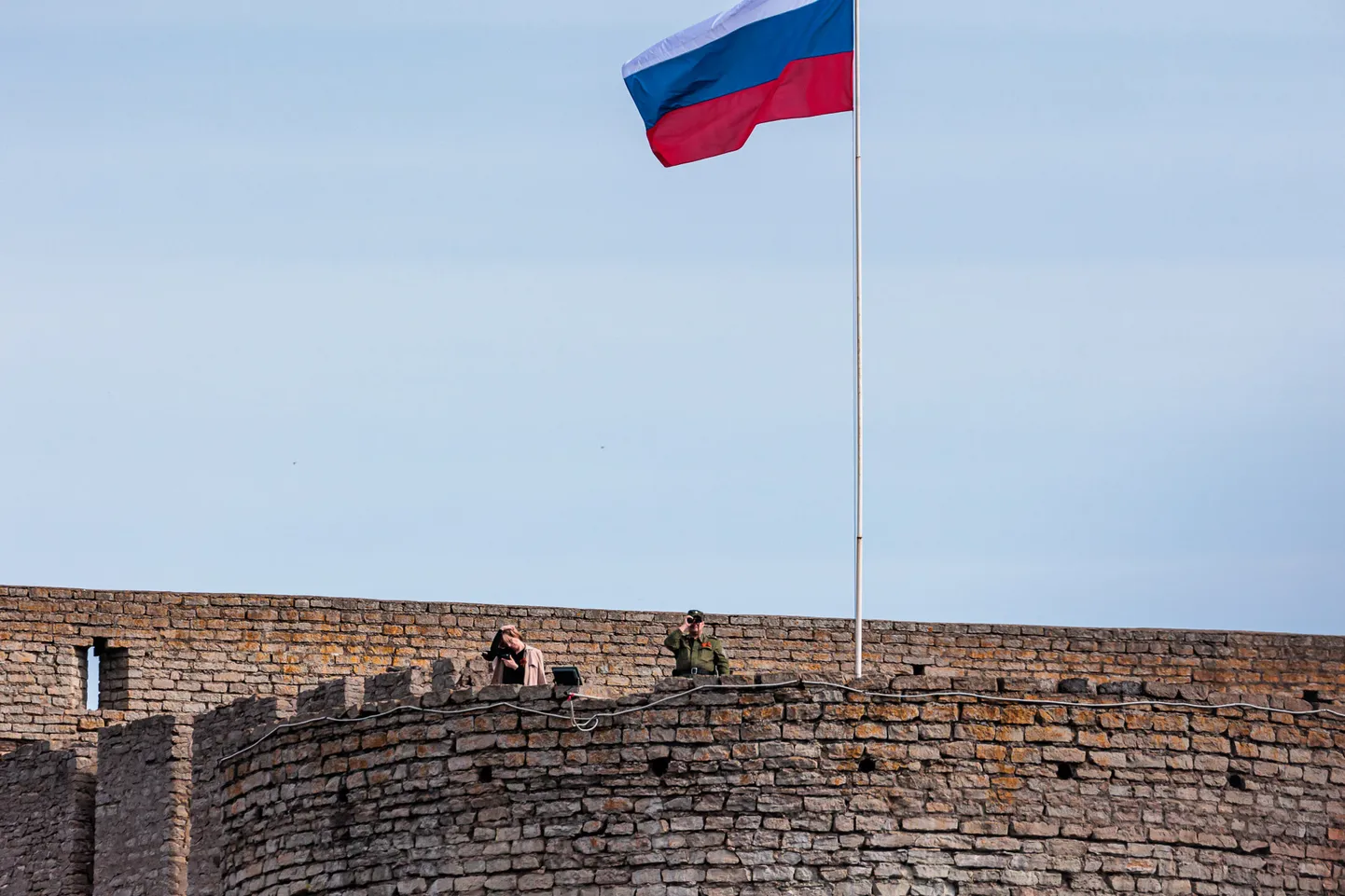 Российский пограничник в Ивангородской крепости
