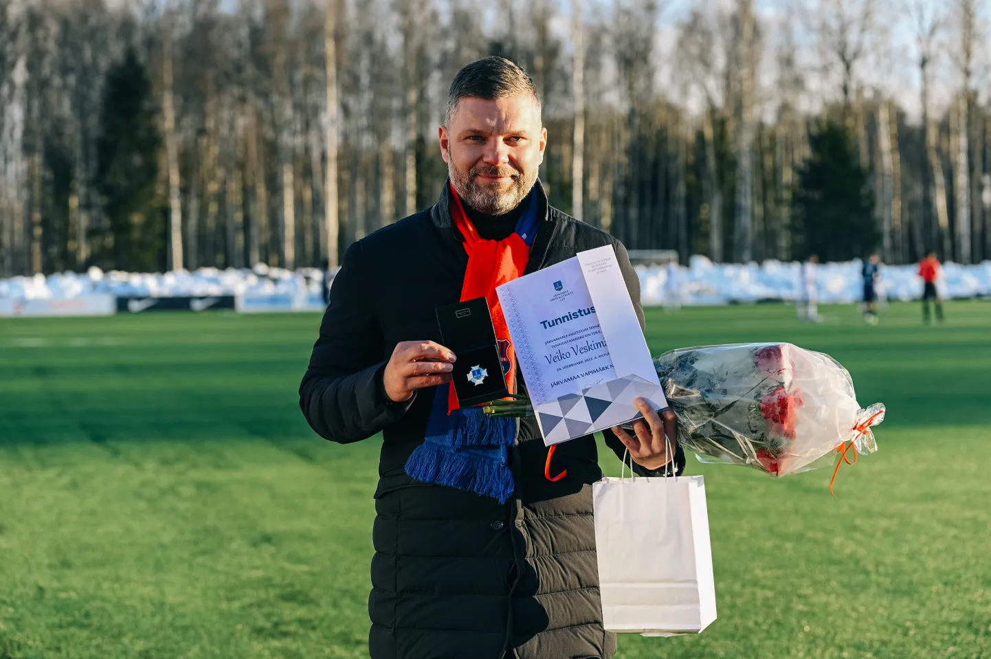 Veiko Veskimäe võttis vastu talle Järvamaa omavalitsuste liidu poolt omistatud Järvamaa kõrgeima autasu - vapimärgi.