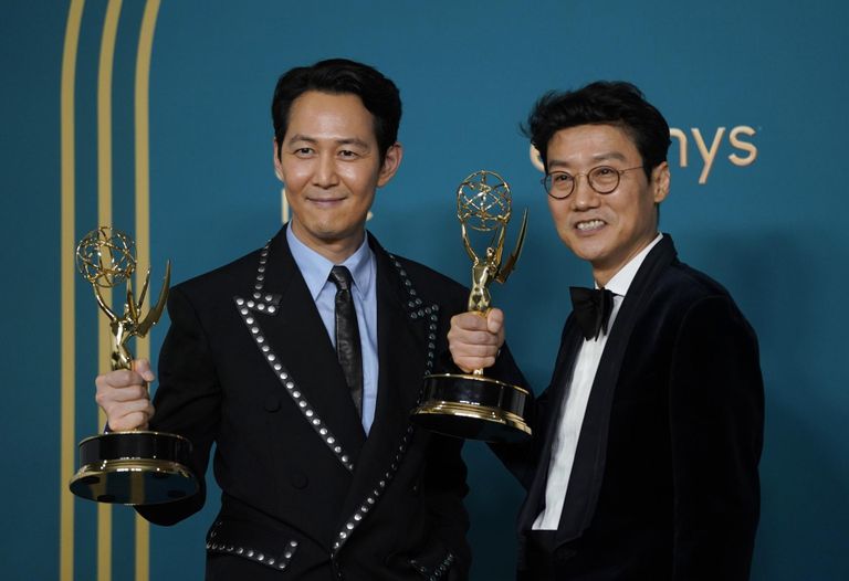 Lee Jung-jae, parima meespeaosa Emmy, ja Hwang Dong-hyuk, parim režissöör, tegid ajalugu, viies kõrged auhinnad esimest korda välismaale, Koreasse.
