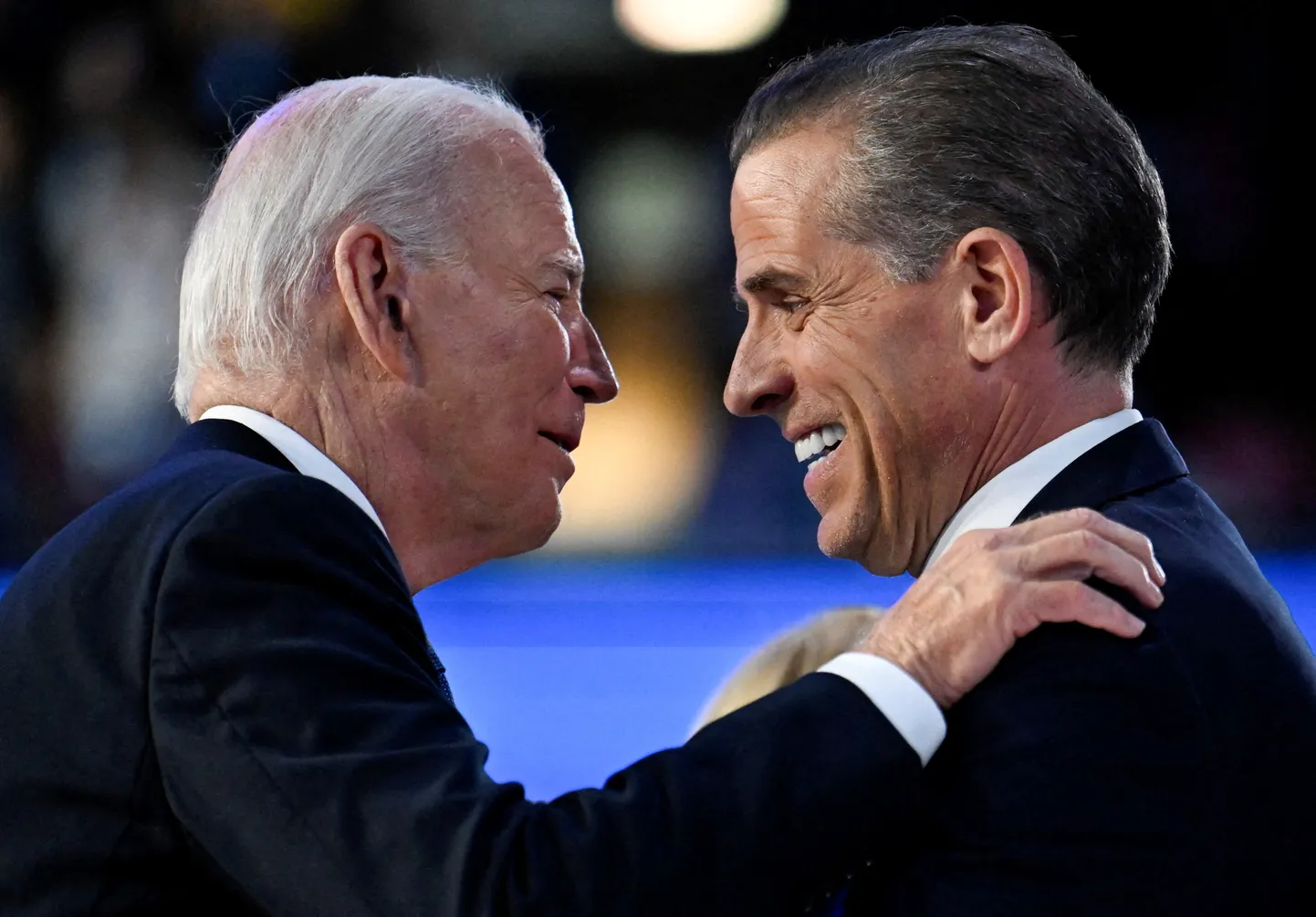 USA president Joe Biden tervitab oma poega Hunter Bidenit demokraatide konvendil Chicagos 19. augustil 2024.