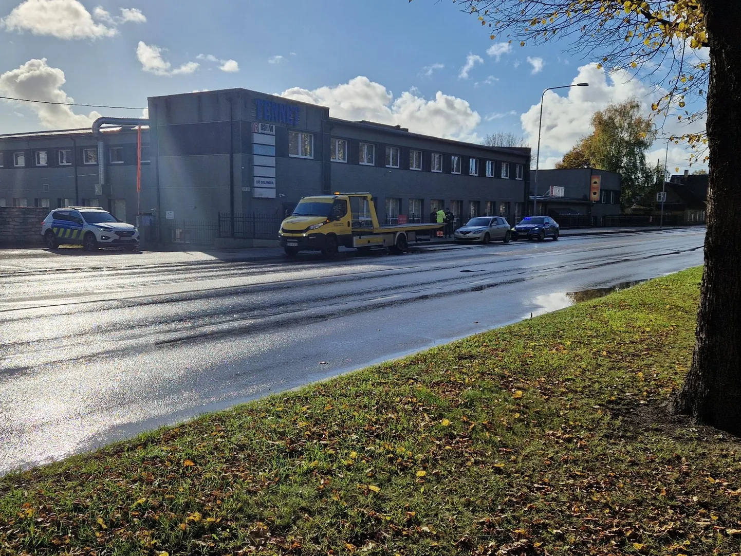 Politseinikud märkasid Pärnu linnas avariilist sõiduautot Mazda, millel puudusid numbrimärgid.