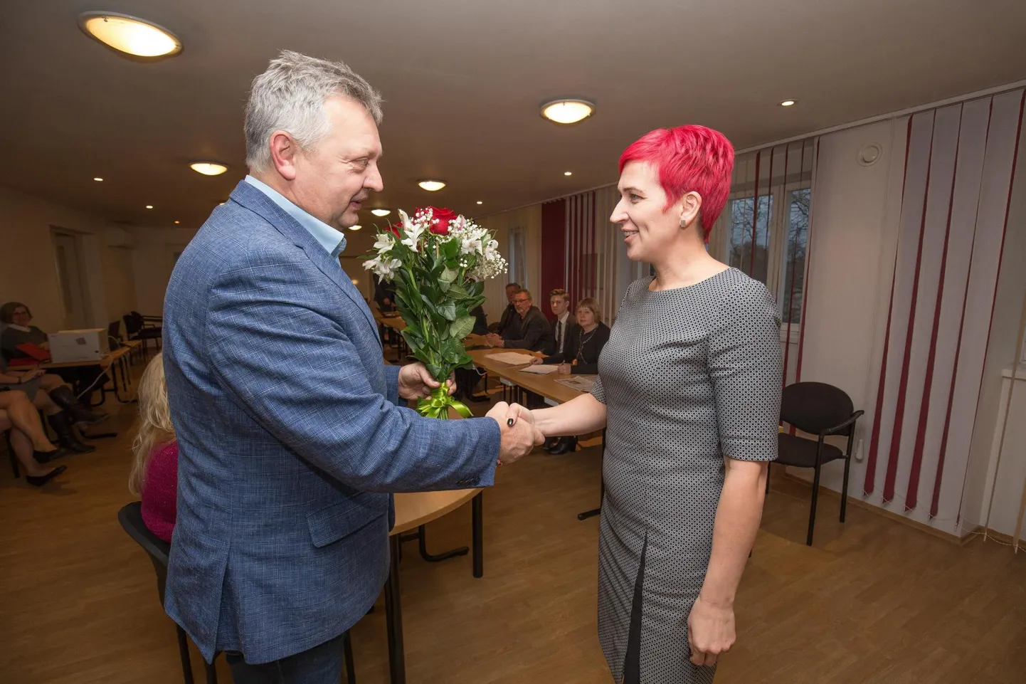 Neli aastat tagasi ulatas Türi vallavolikogu esimes Andrus Eensoo Pipi-Liis Siemannile lillekimbu pärast seda, kui volikogu oli valinud ta vallavanemaks. Nüüd hakkab Eensoo uurima vallavalitsuse tegevust.