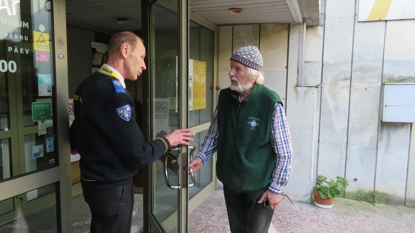 Pärnu uue kunsti muuseumi eestvedaja Mark Soosaar esmaspäeva hommikul Esplanaadi 10 maja uksest sisse ei pääsenud.