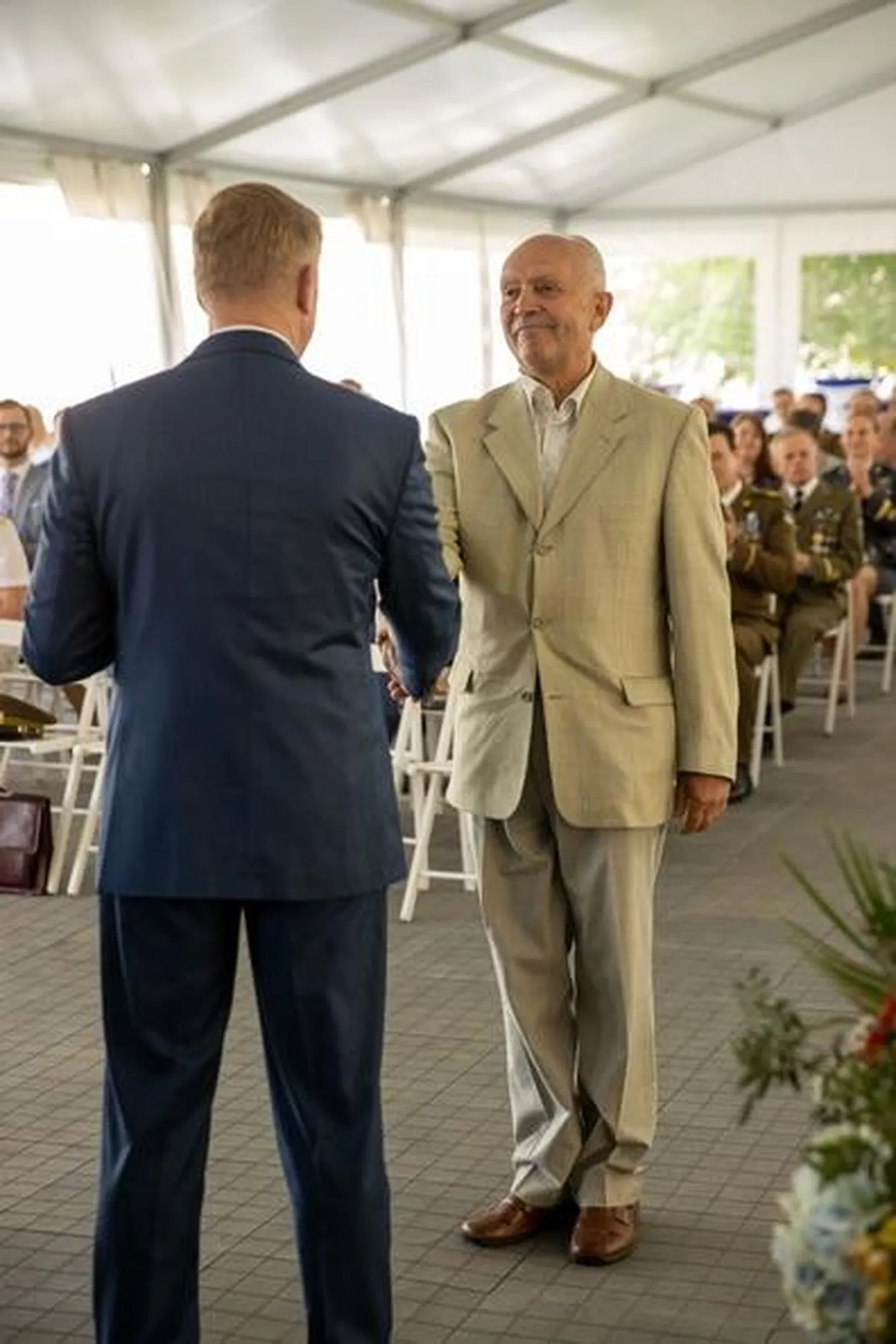Meelis Kivile andis tunnustuse üle kaitseminister Kalle Laanet.