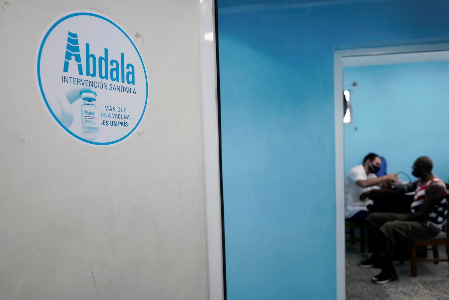 Трехдозовая вакцина "Абдала 92" кубинского производства эффективна от COVID-19 на 92%, сообщила компания "БиоКубаФарма".
