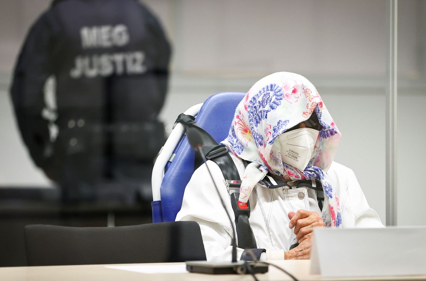 Irmgard Furchner kohtusaalis enne kohtuprotsessi algust, Saksamaal, 19. oktoobril 2021. aastal.