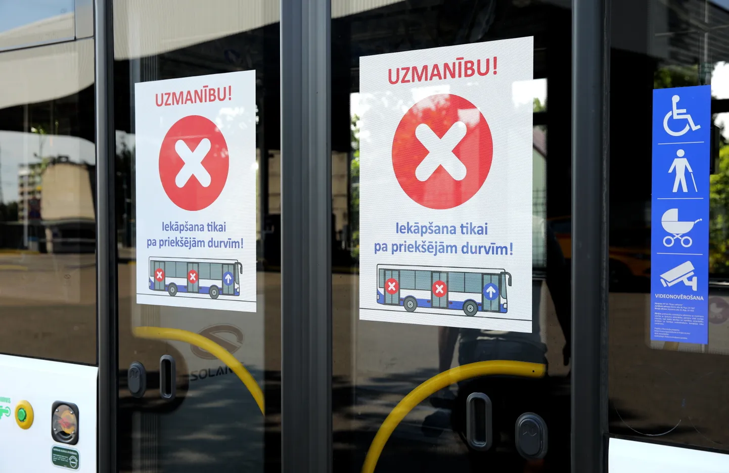 SIA "Rīgas satiksme" pilotprojekta autobuss, kurā iekāpšana paredzēta tikai pa priekšējām durvīm.