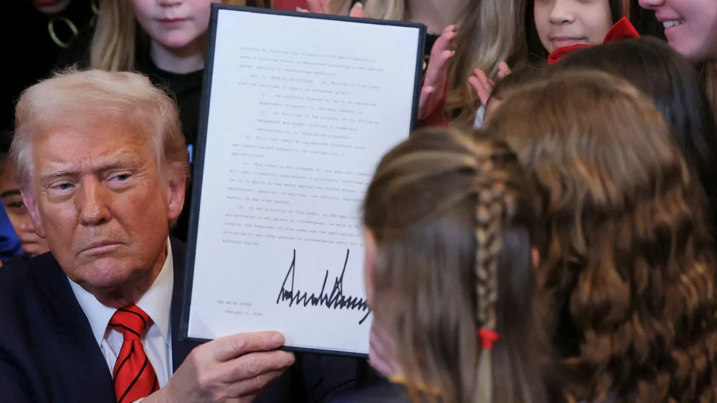 Трамп правит указами. Многие оспорены в судах. Противостояние грозит конституционным кризисом.