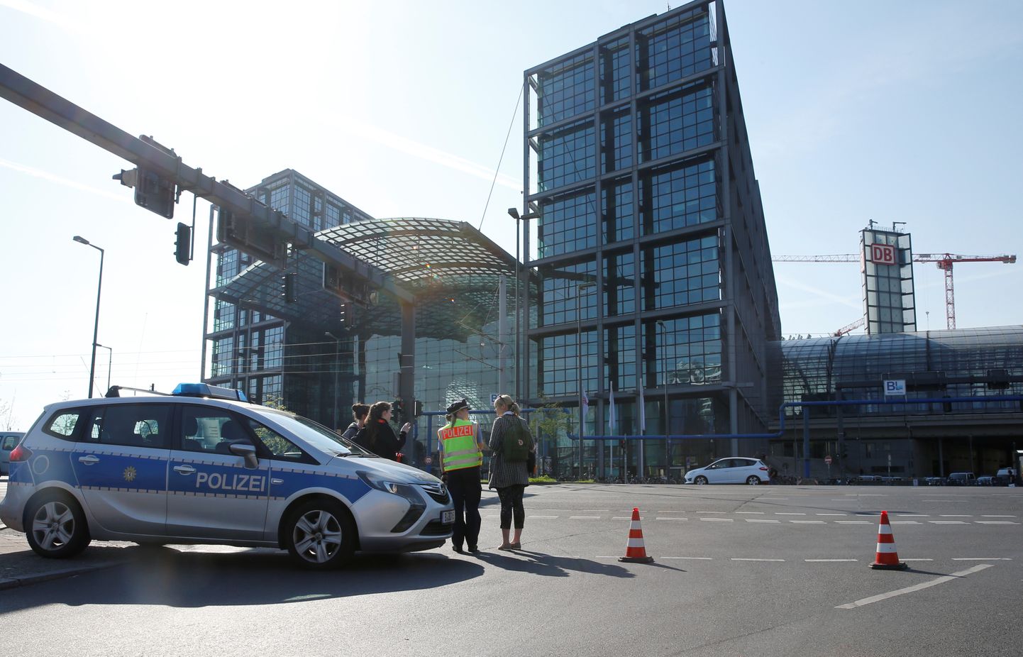 Полиция заблокировала дорогу у главного вокзала в Берлине из-за обнаруженной поблизости бомбы.