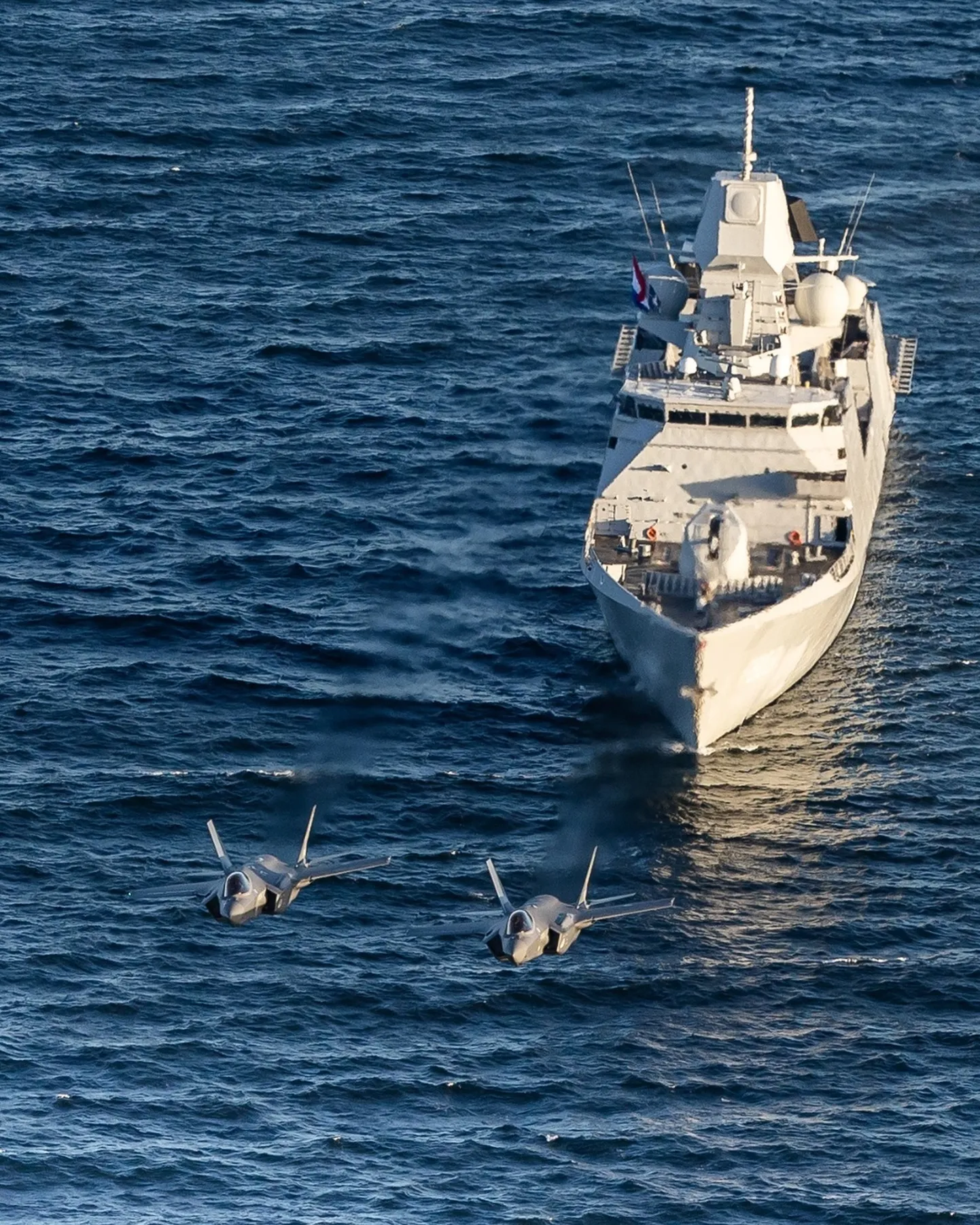F-35 hävitajad lendamas üle HNLMS Trompi fregati.