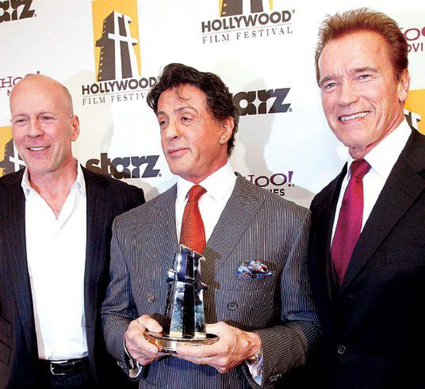 Голливудский фестиваль кино собрал множество звезд 25 октября в Лос-Анджелесе, в том числе нестраеющих звезд боевиков Брюсса Уиллиса (слева направо), Сильвестра Сталлоне и губернатора Калифорнии Арнольда Шварценеггера.
