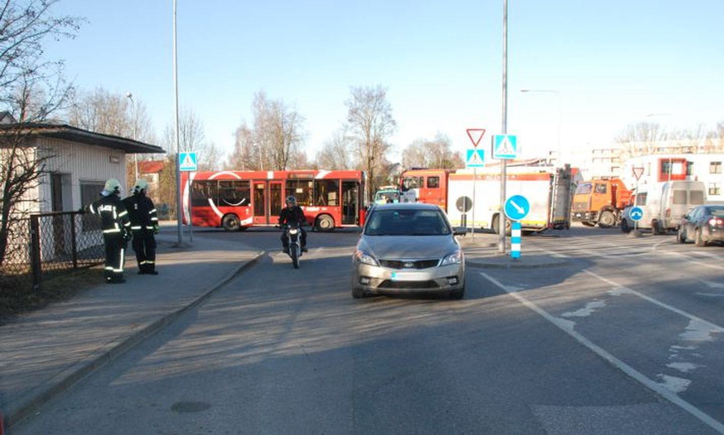 Tartus Veeriku Selveri juures põrkasid 10. aprilli hommikul kokku sõiduauto Kia ja linnaliinibuss.