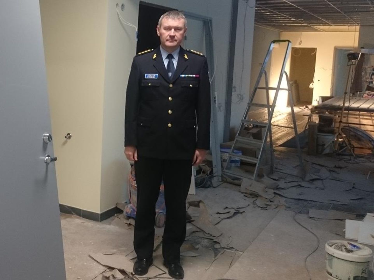 Viljandi jaoskonna juht Künter Pedosk seisab Politseimaja remondis olevas ruumis, mis kohandatakse teenindussaaliks.