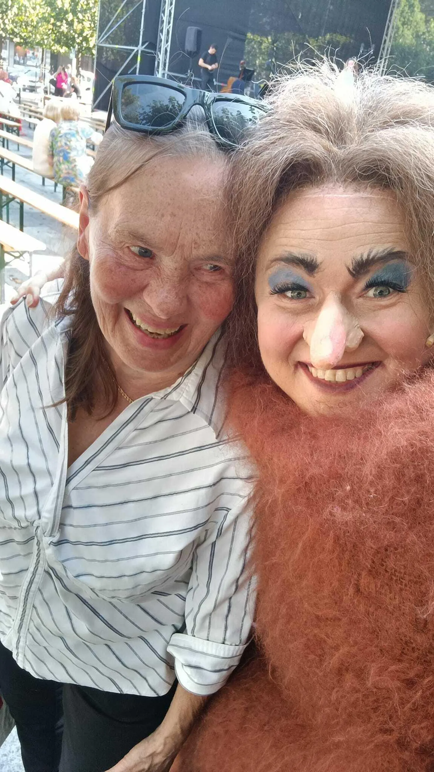 Aule Urb Muhvina koos emaga Estonia teatri laadal.