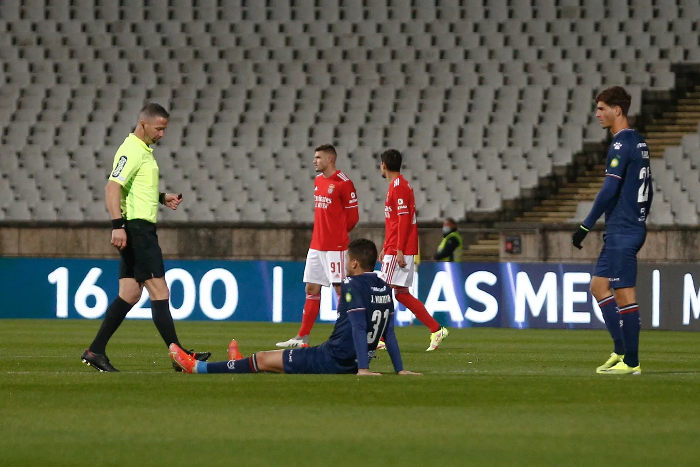 Belenensesi mängija Joao Monteiro (istumas) teeskles teise poolaja alguses vigastust, et kohtumine varem lõppeks.