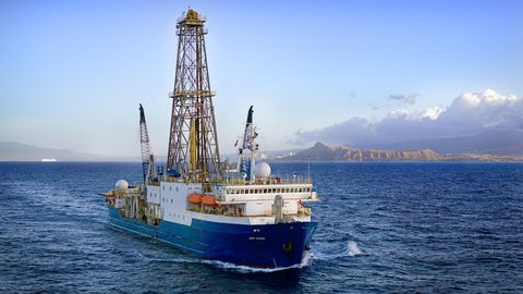 Teadlased puurisid rekordilise augu ookeanipõhja ja koputasid Maa vahevöö uksele