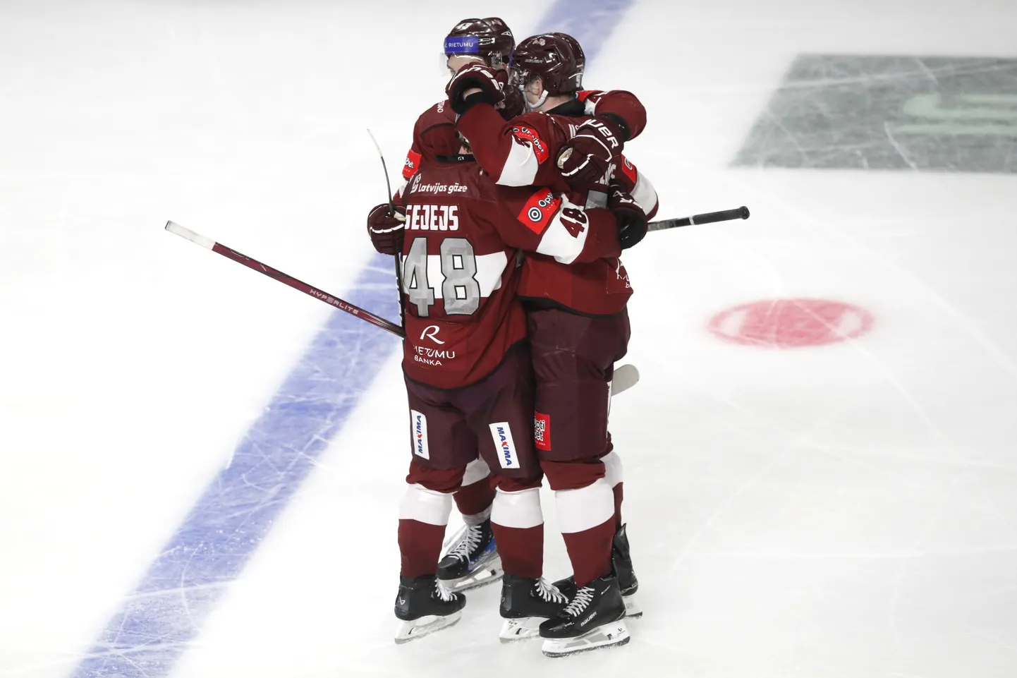 Latvijas hokejistu prieki pēc Artūra Andžāna pirmā izlases vārtu guvuma.
