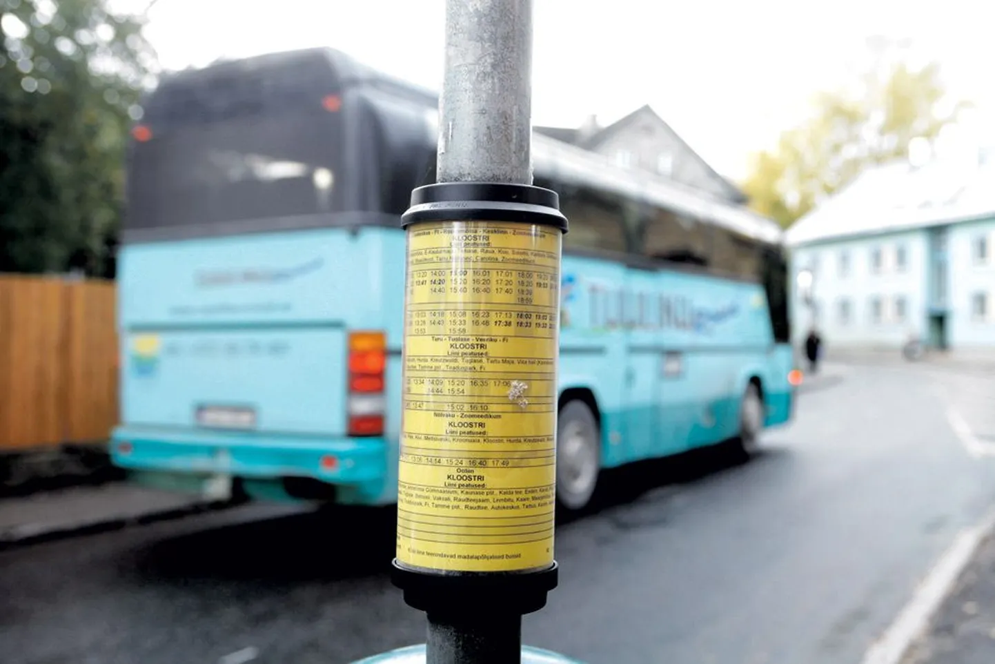 Kuni linn pole moodsat linnaliinibusside reaalajas jälgimise infosüsteemi rajama hakanud, tuleb sõitjatel otsida busside saabumisaegu peatusepostide külge kinnitatud sõiduplaanidelt.