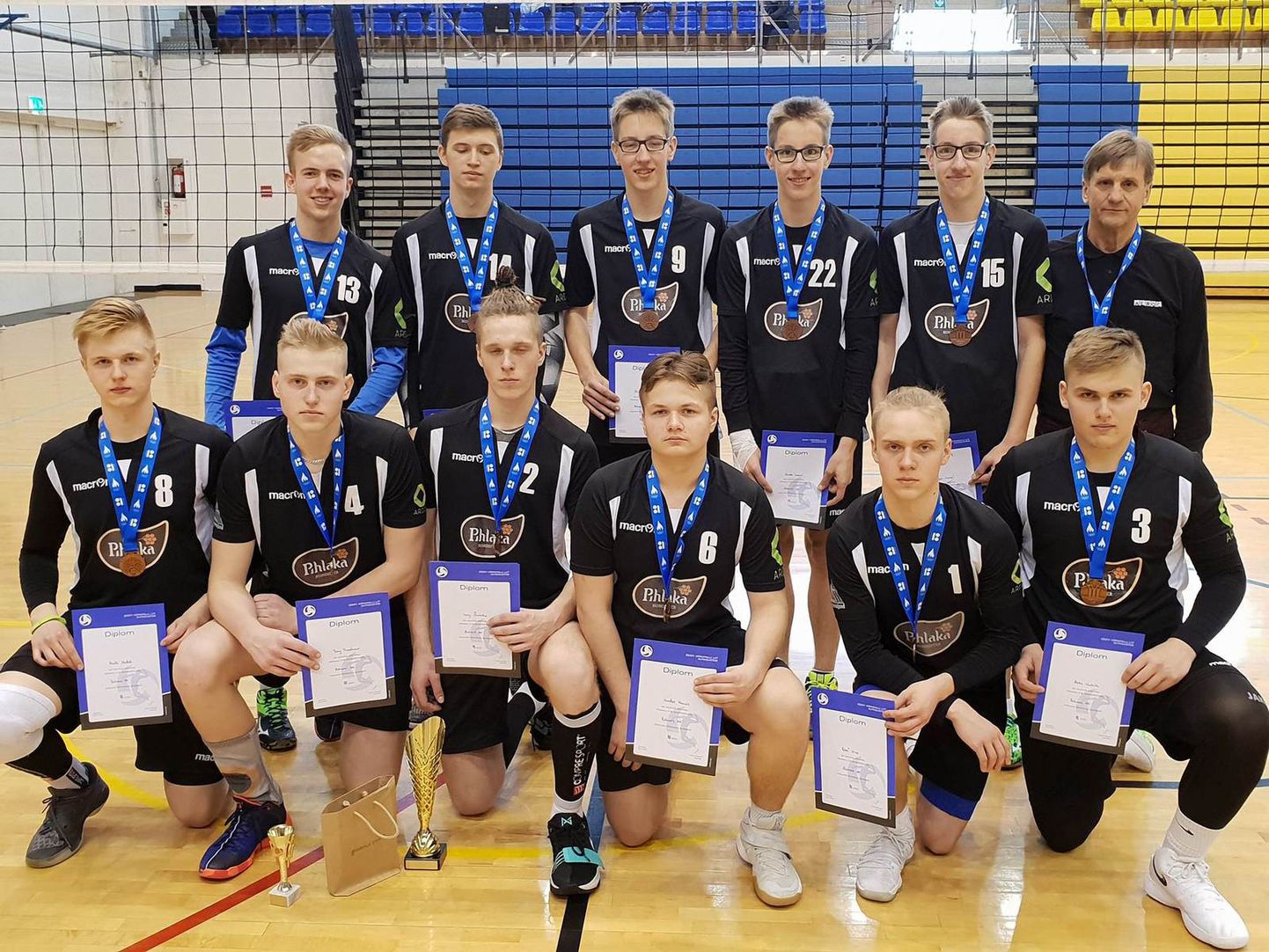 Rakvere Spordikooli võrkpallinoormehed täitsid hooaja algul püstitatud eesmärgi ning võitsid medali.