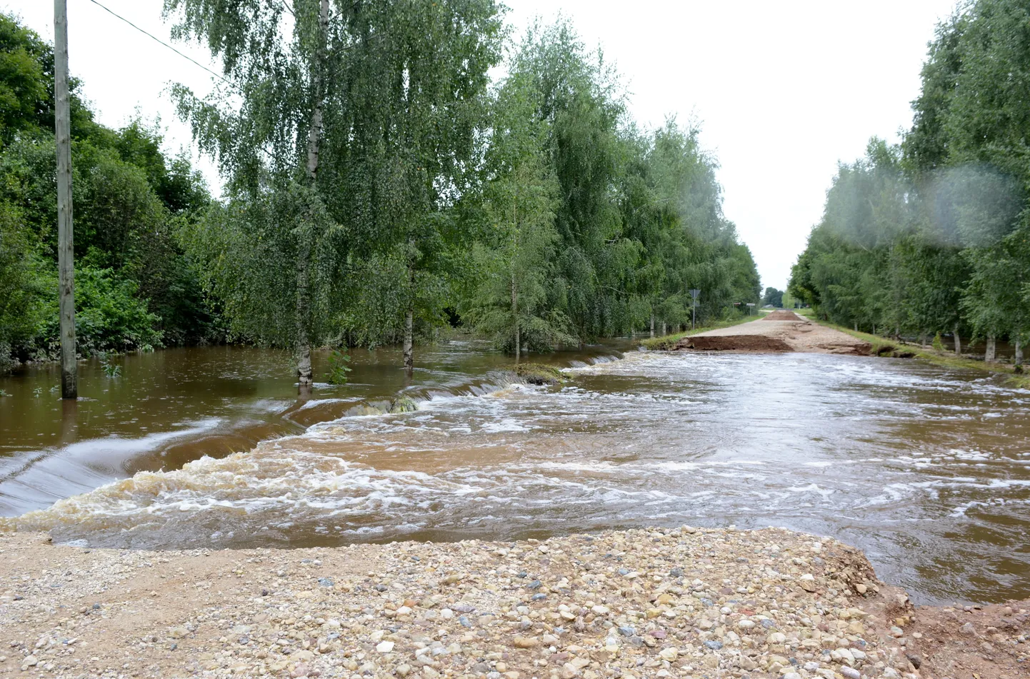 Stipro lietusgāžu ūdeņi 2017. gada augustā pārpludina ceļu Baltinavas novadā.