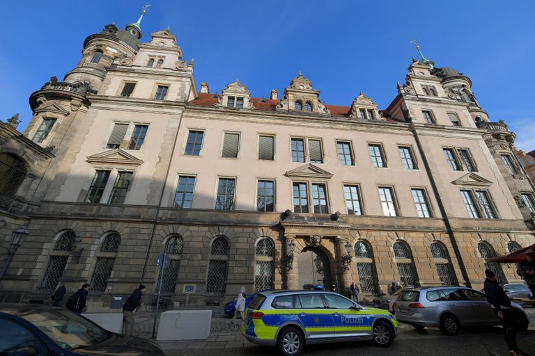 Politsei Dresdeni lossi juures, millest viidi hinnalisi aardeid.