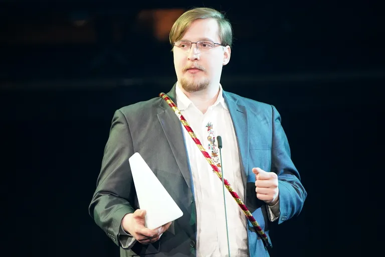 Dzejnieks un literatūrzinātnieks Ivars Šteinbergs ar saņemto Latvijas Literatūras gada balvu nominācijā "Labākais dzejas autordarbs" par dzejas krājumu "Jaunība" balvu pasniegšanas ceremonijā Rīgas cirkā. 2023. gada 28. aprīlis.