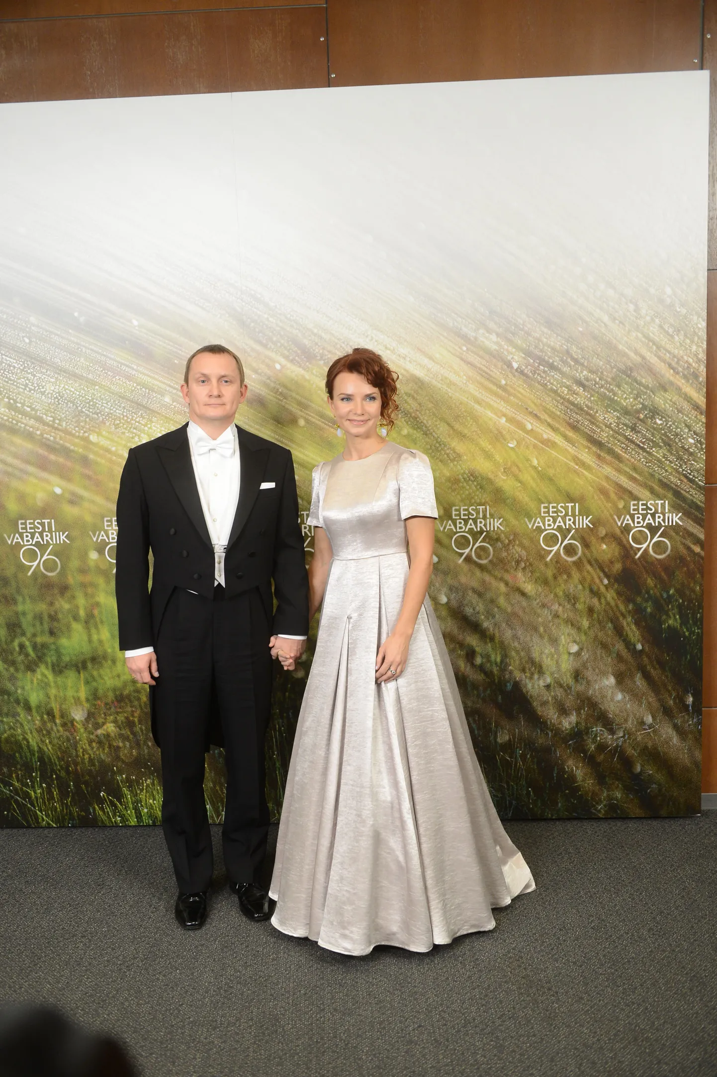Presidendi vastuvõtu külalised poseerimisseina ees. Keskkonnaminister Keit Pentus-Rosimannus ja Rain Rosimannus.