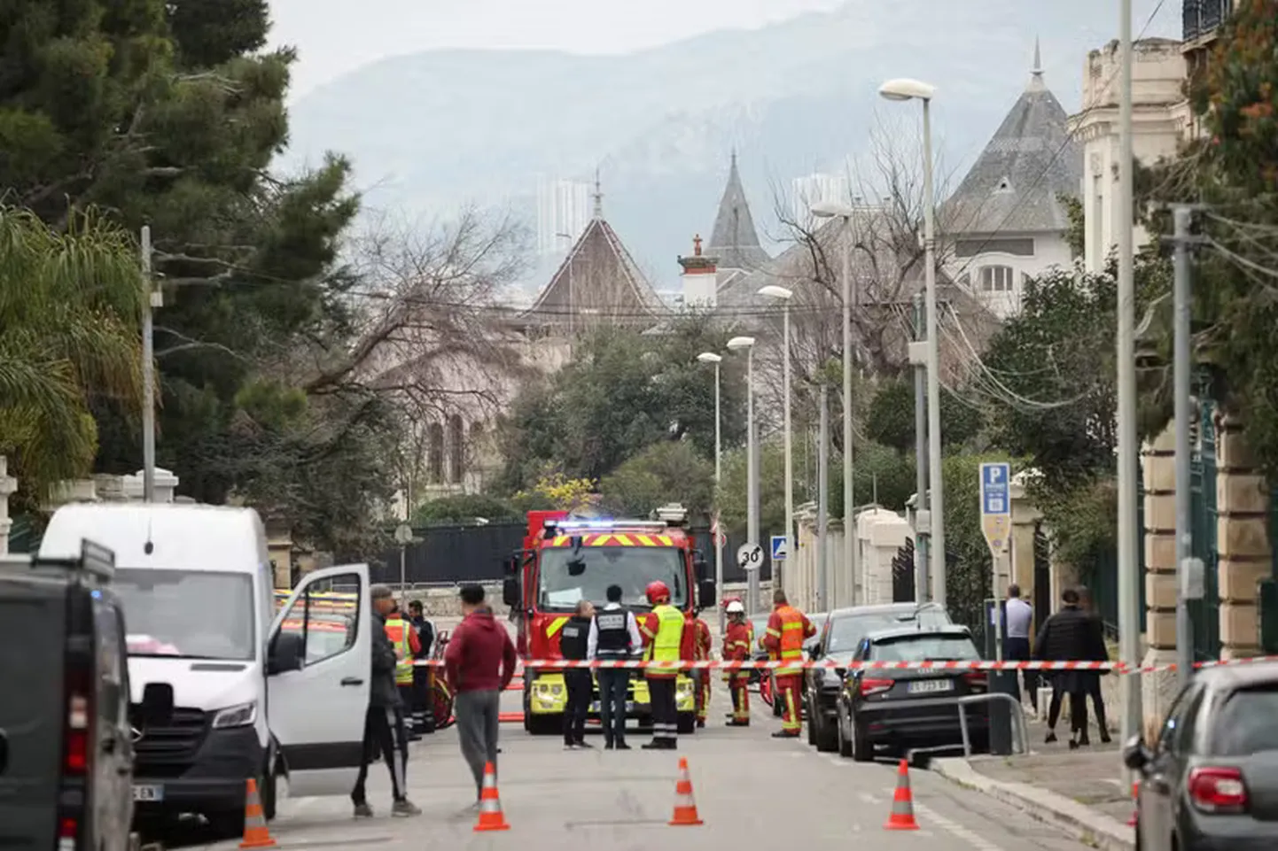 Francijas ugunsdzēsēji un glābēji strādā pie ieejas Krievijas konsulātā Marseļā pēc tam, kad ģenerālkonsuls apstiprināja, ka tur noticis sprādziens, Marseļā, Francijā, 2025. gada 24. februārī.