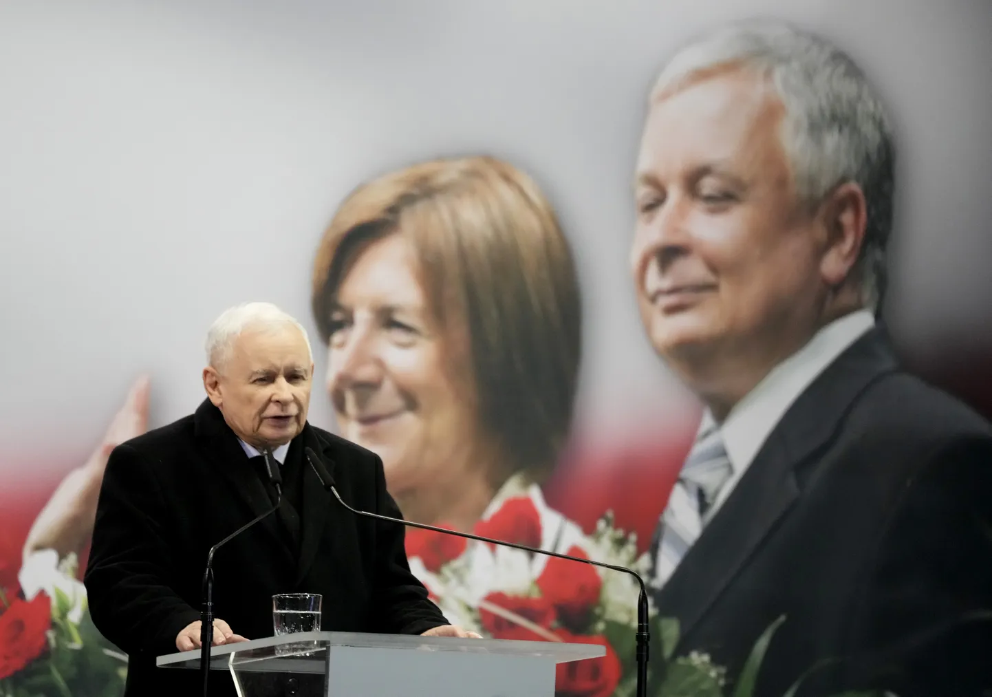 Jaroslaw Kaczynski mälestusüritusel kõnelemas.