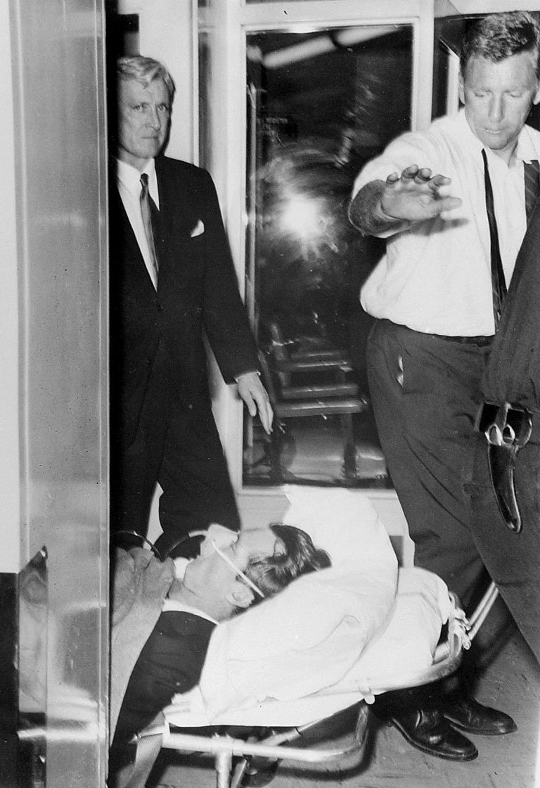 Senaator Robert F. Kennedy viiakse pärast tulistamist minema, 1968.