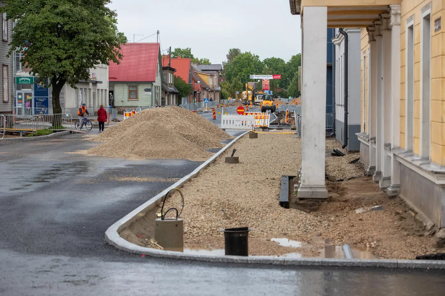 Kui eelmise aasta lõpul tänavust eelarvet kokku pandi, polnud ühtki märki, mis lubanuks arvata, et riigi rahakassast jõuab peaaegu paar miljonit eurot Viljandisse selleks, et kesklinnas tee-ehitust mõlemale poole pikendada.