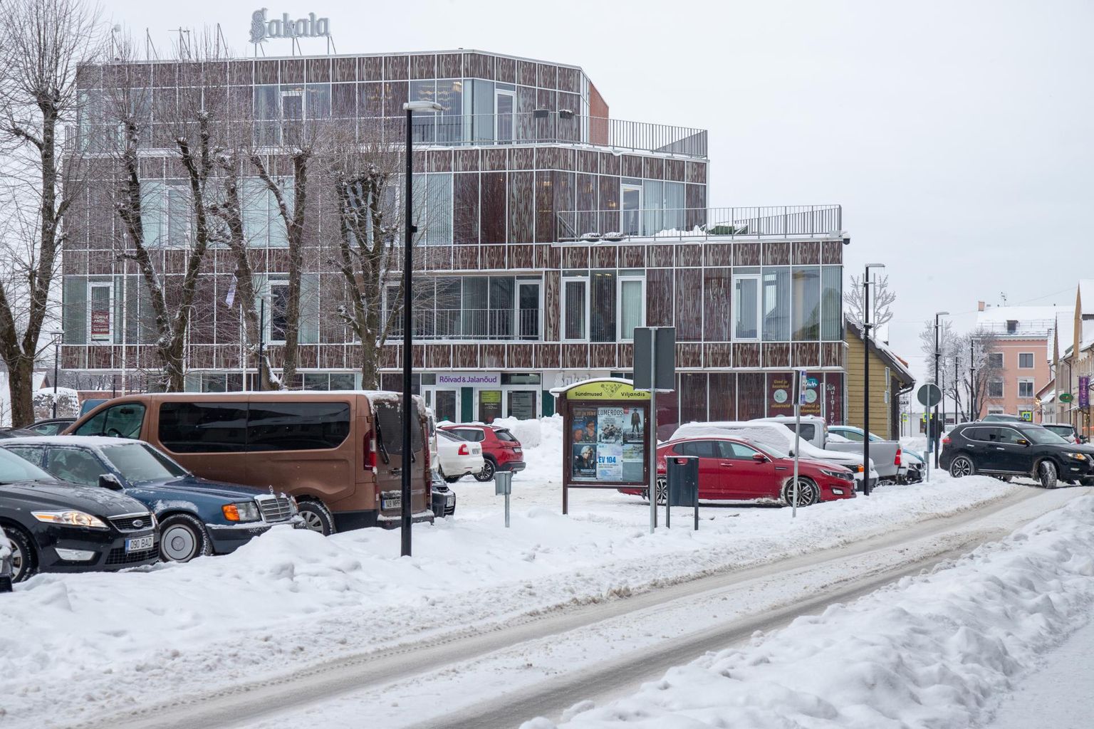Sakala toimetusemaja lumme mattunud Viljandis. Vägevad hanged on linnarahva sahameeste peale kurjaks ajanud.
