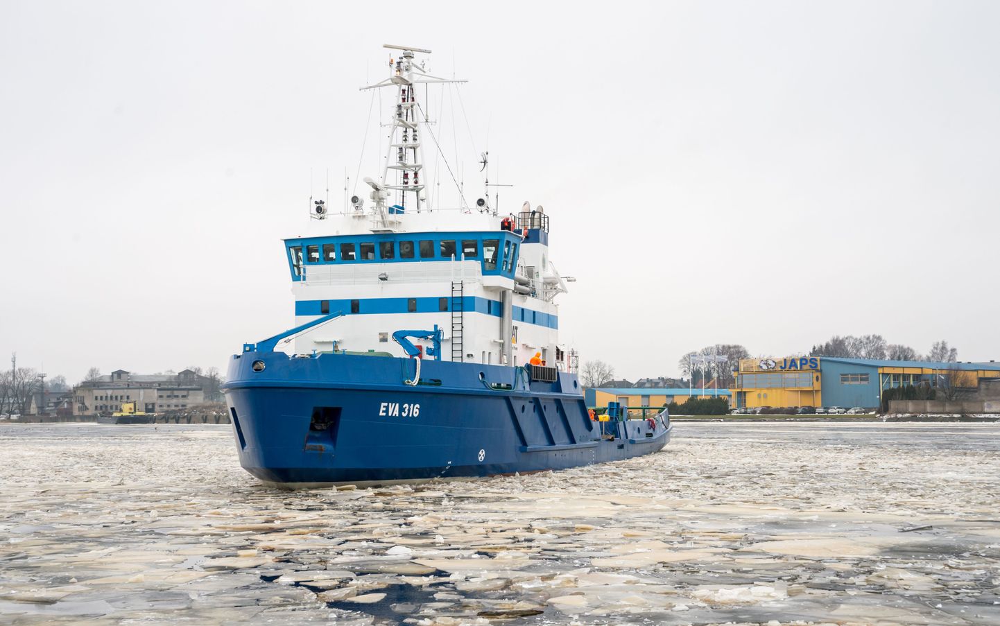 Jäämurdja EVA-316 on 10. jaanuarist tänaseni Pärnu lahel laevu läbi jää abistanud 170 korda ja laevakütust on jäämurdjal selleks kulunud 286 000 liitrit.