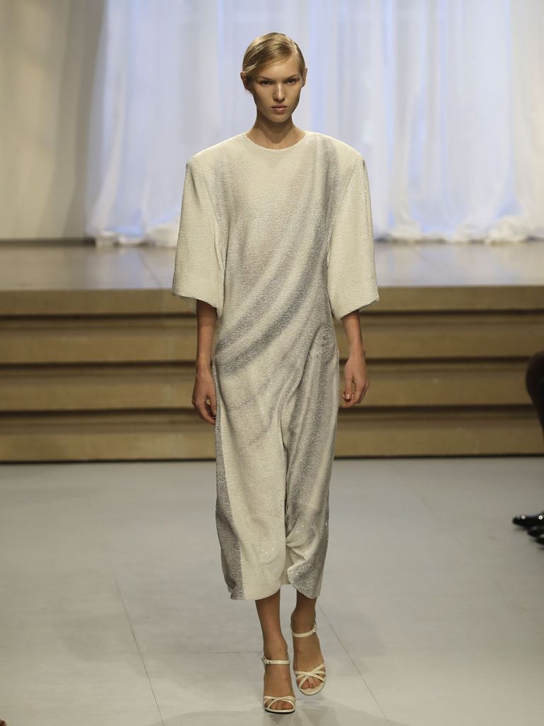 Efektsed õlad ja ongi kleit olemas – minimalismi suurmeistri Jil Sanderi esituses. / Scanpix