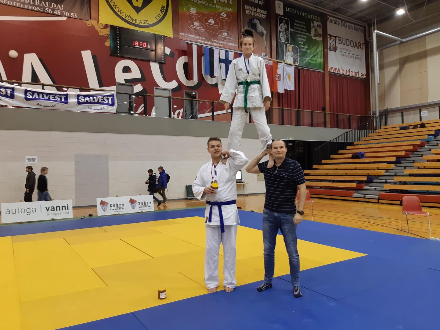 Pärnu judoklubi edukad noorsportlased Marianne Tornijainen ja Trever Ojala  treener Asko Loogaga.