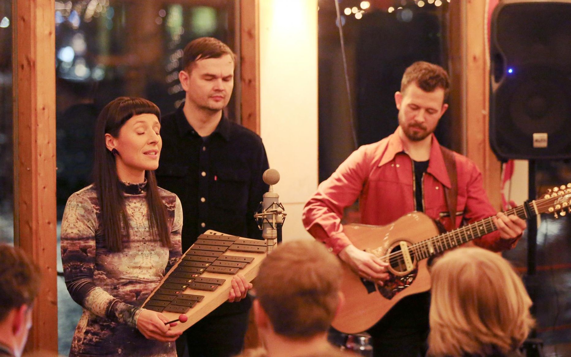 Uus loos laulab Sandra Vabarna koos Vaiko Eplikuga (keskel), neid saadavad Jalmar Vabarna (paremal) ja Tõnu Tubli.