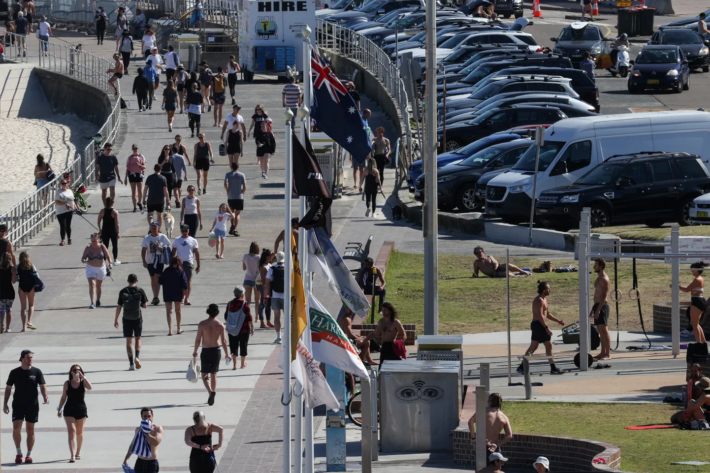 Inimesed jalutamas Sydney Bondi Beachi promenaadil.