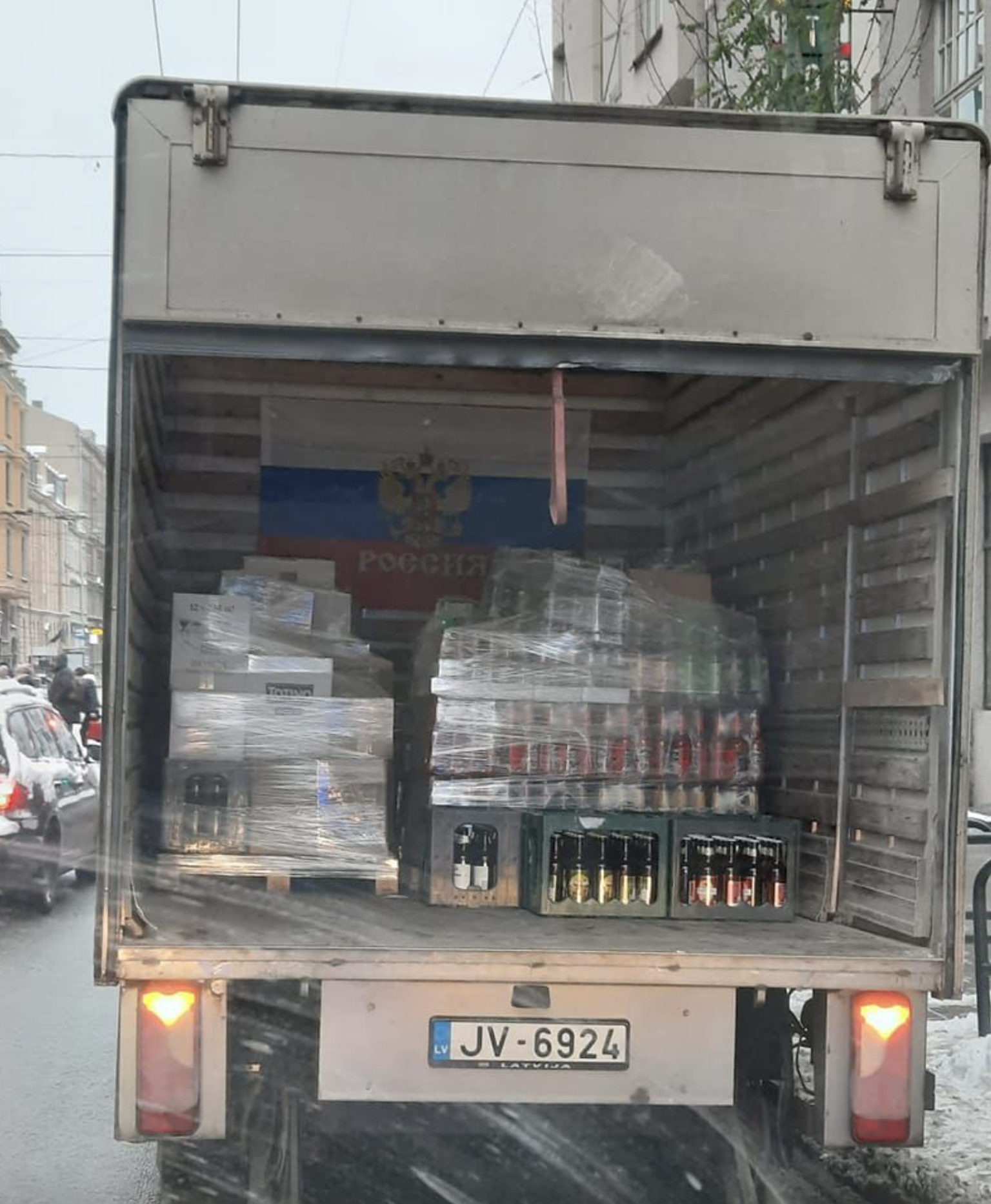 Грузовик с флагом России в грузовом отсеке
