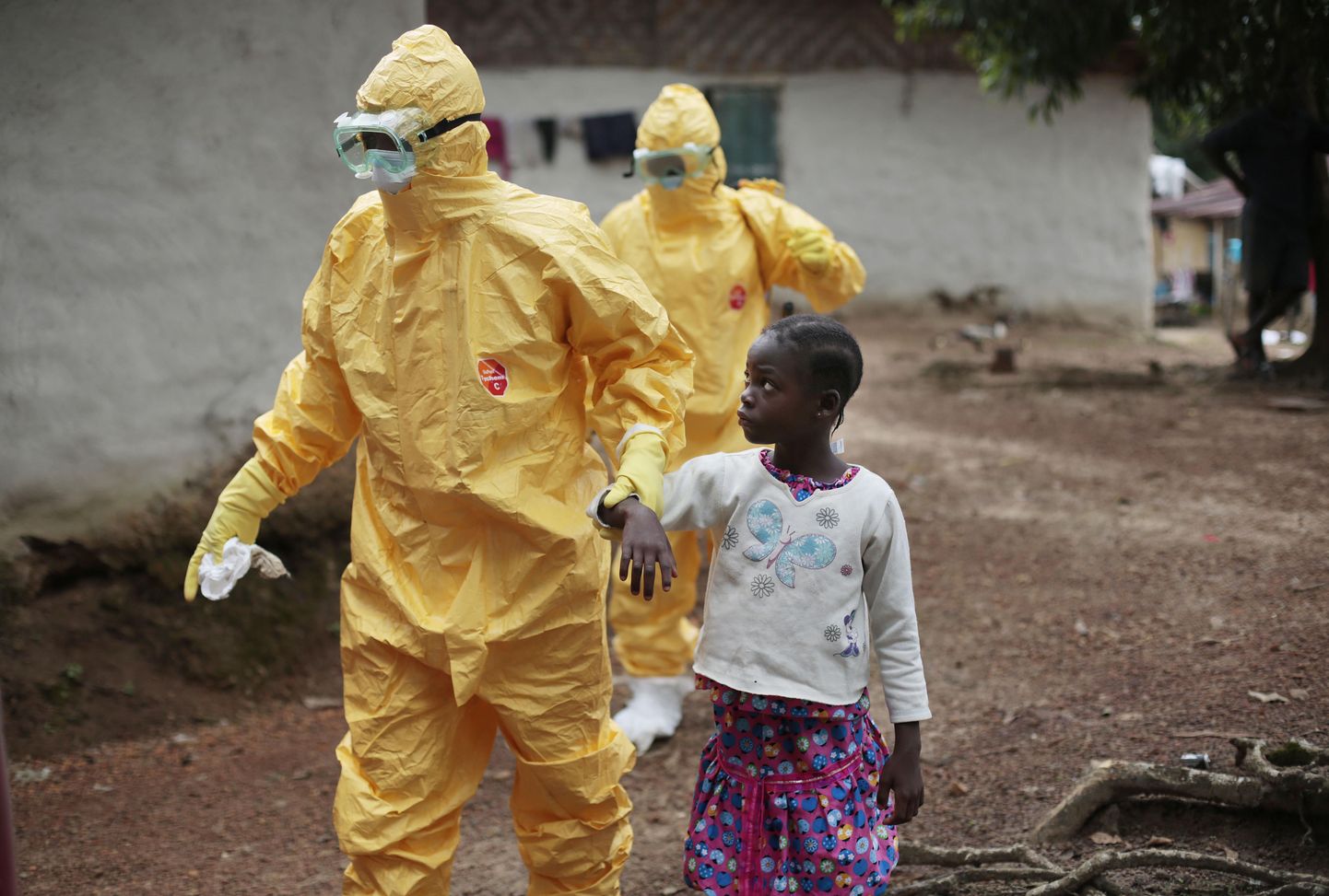 Libeeria tervishoiutöötajad toimetavad noort Ebola-kahtlusega last haiglasse.