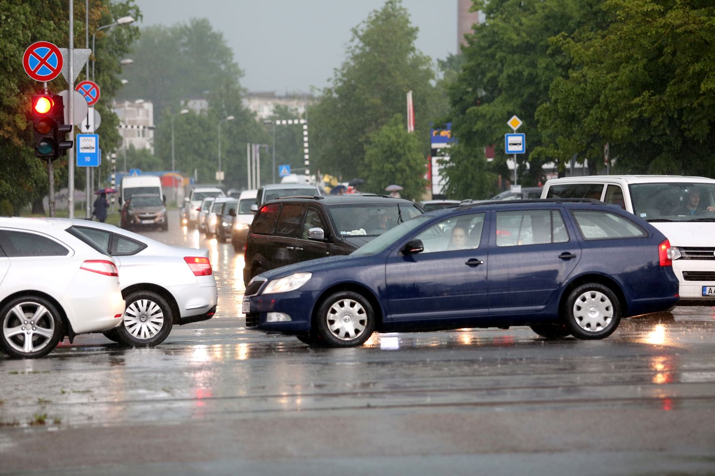 Automašīnu sastrēgums ielu krustojumā Rīgā. Ilustratīvs attēls.