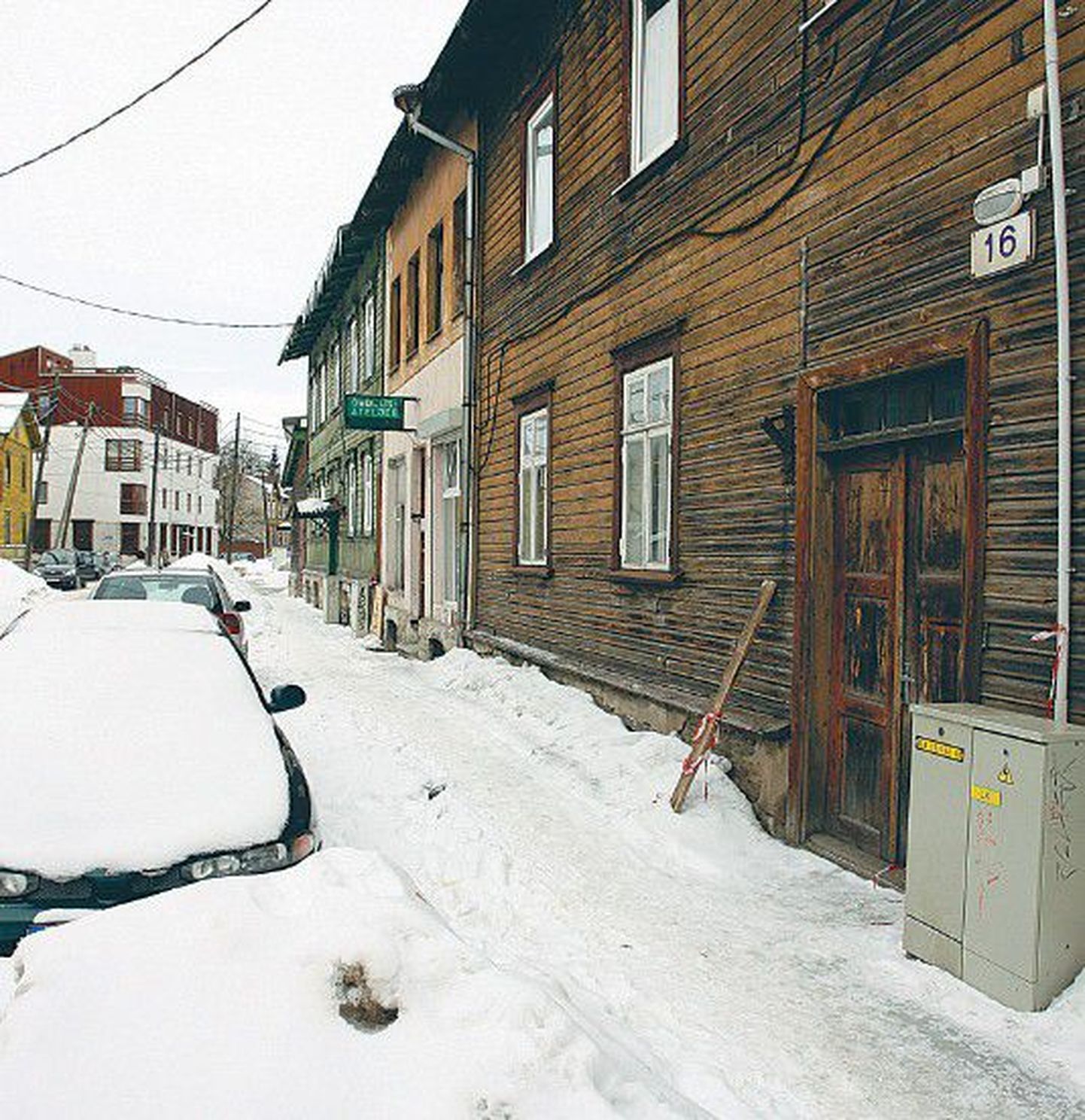 Именно здесь, на улице Ыле в Таллинне, неизвестный мужчина с монтировкой в руках напал в начале марта на двух девушек, которым удалось убежать от преступника.