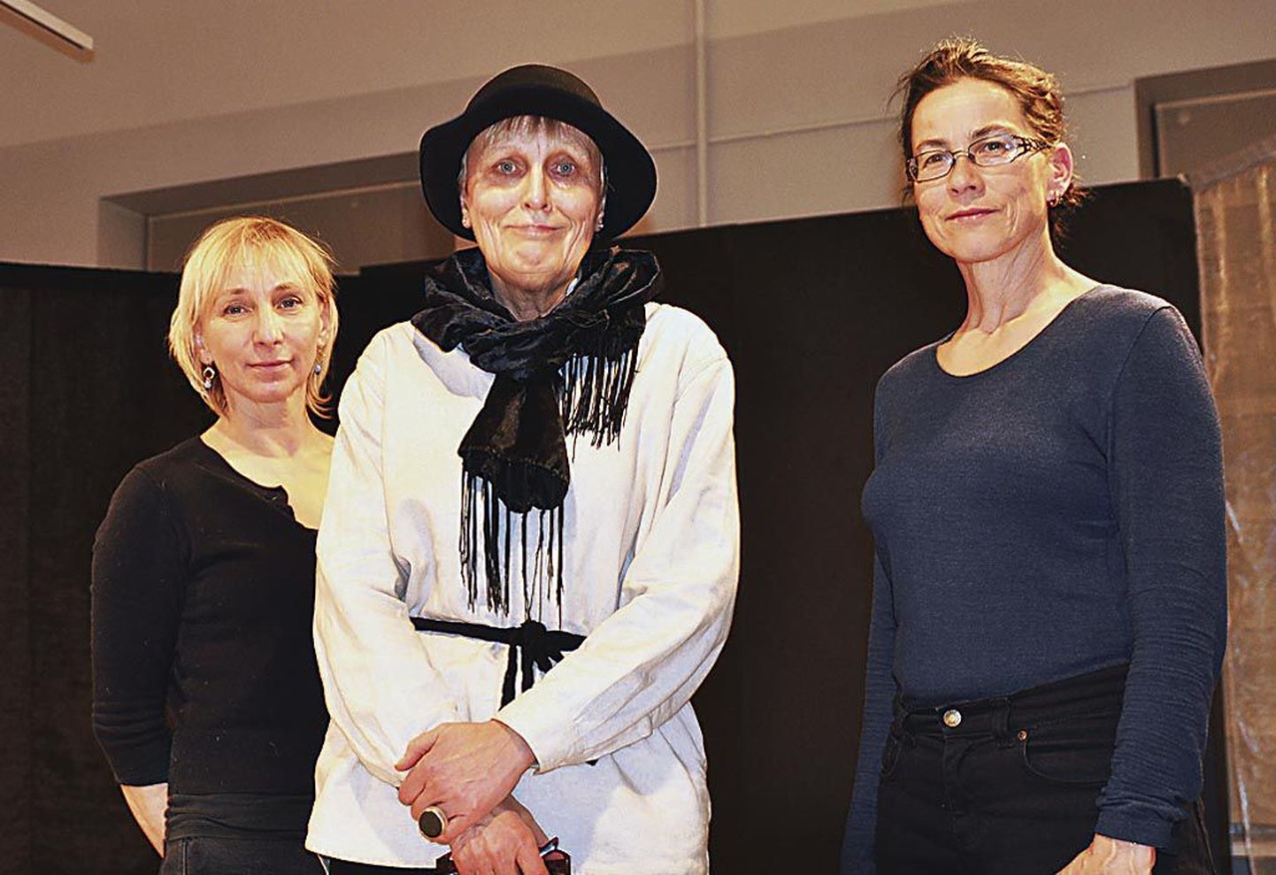 Mari-Liis Tammi-Kelder (vasakult), Aili Vahtrapuu ja Kaisu Koivisto mõtestavad näitusel ruumisuhteid ja esteetikat. Tammi-Kelderi töös “Kokkulepe” vihjab kunstnik nii inimeste kui inimese ja keskkonna vahelistele kokkulepetele.