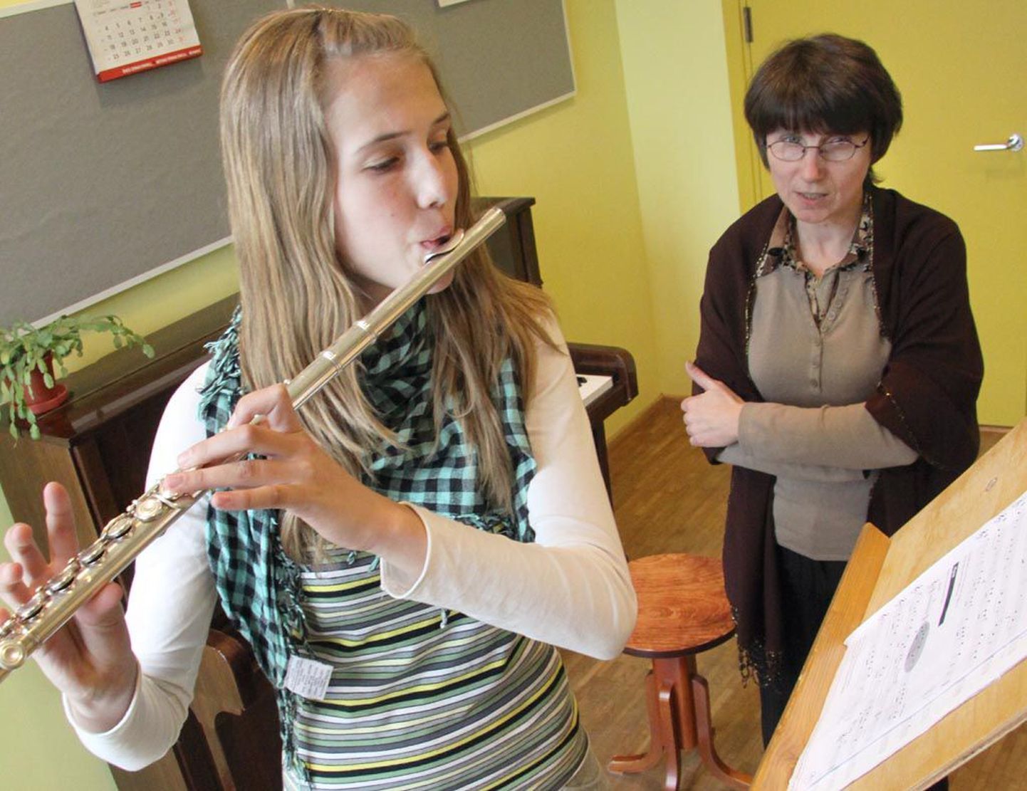 Muusikaharidus arendab noores ilu- ja harmooniatunnetust. Muusikakooli õpilane Karolin Stimmer õpib flööti õpetaja Mall Türgi juhendamisel.