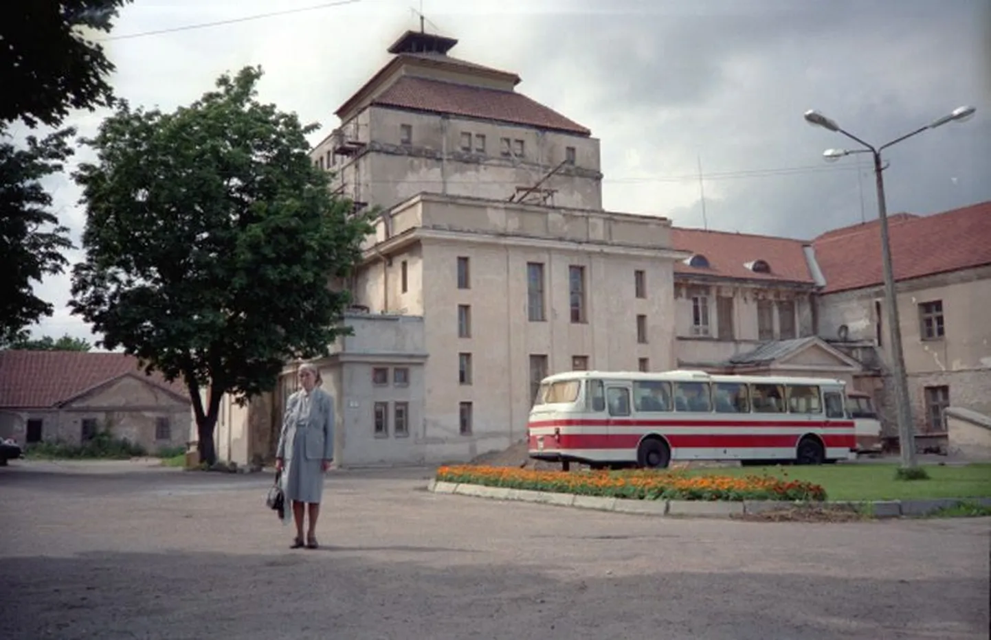 Rakvere teater nägi 1990. aastal välja üpris õnnetu – isegi teatri väike maja oli tollal veel rohtu kasvanud.