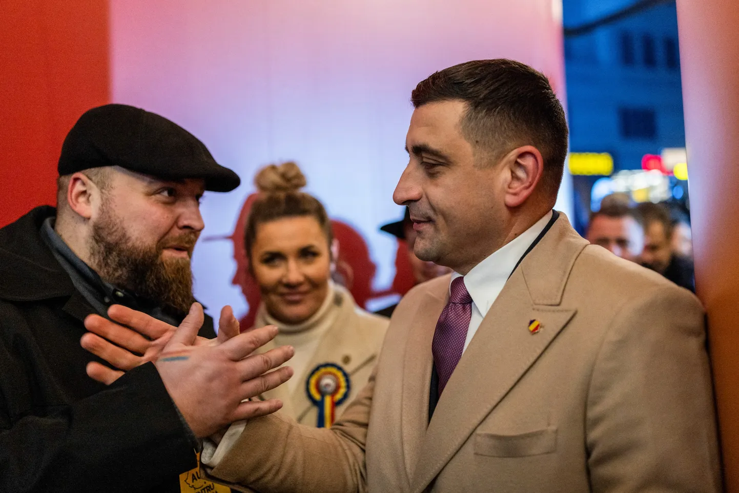 Rumeenia presidendivalimiste soosikuks tõusnud George Simion (paremal).