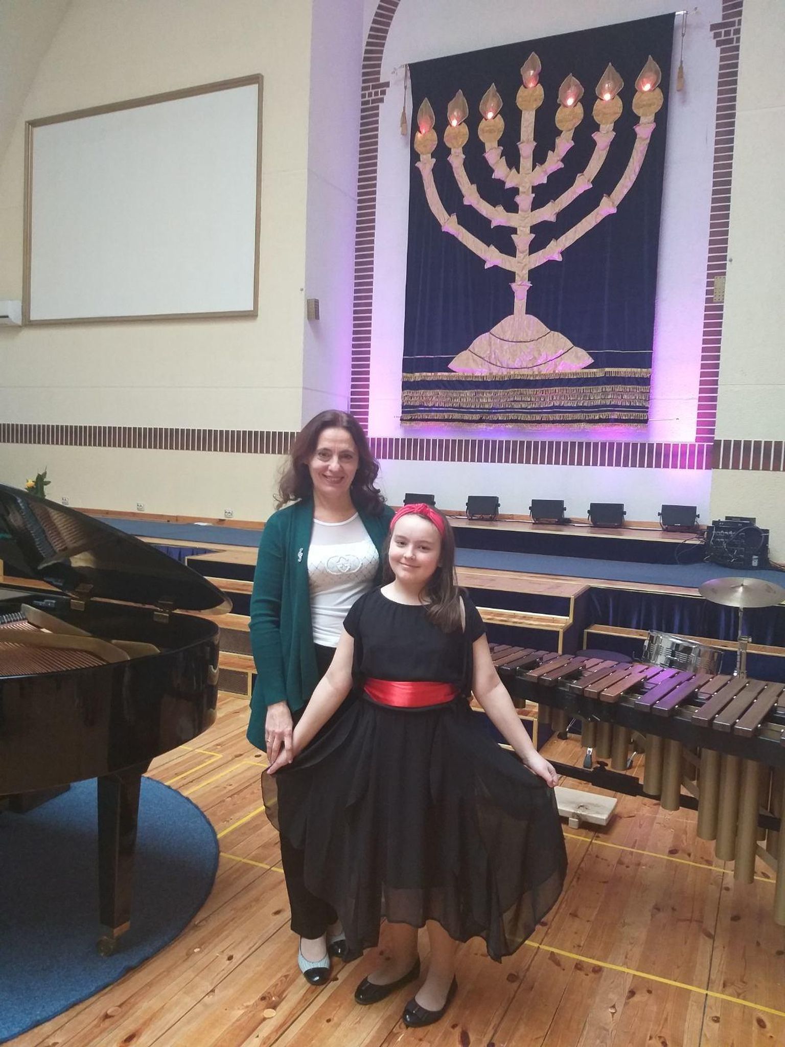Distantsõppe tõttu ei saanud klaveriõpetaja Renata Marksalu oma edukat õpilast Milana Zotovychi kallistadagi, kuid õnneks tegi seda varem ja jäi pildilegi.