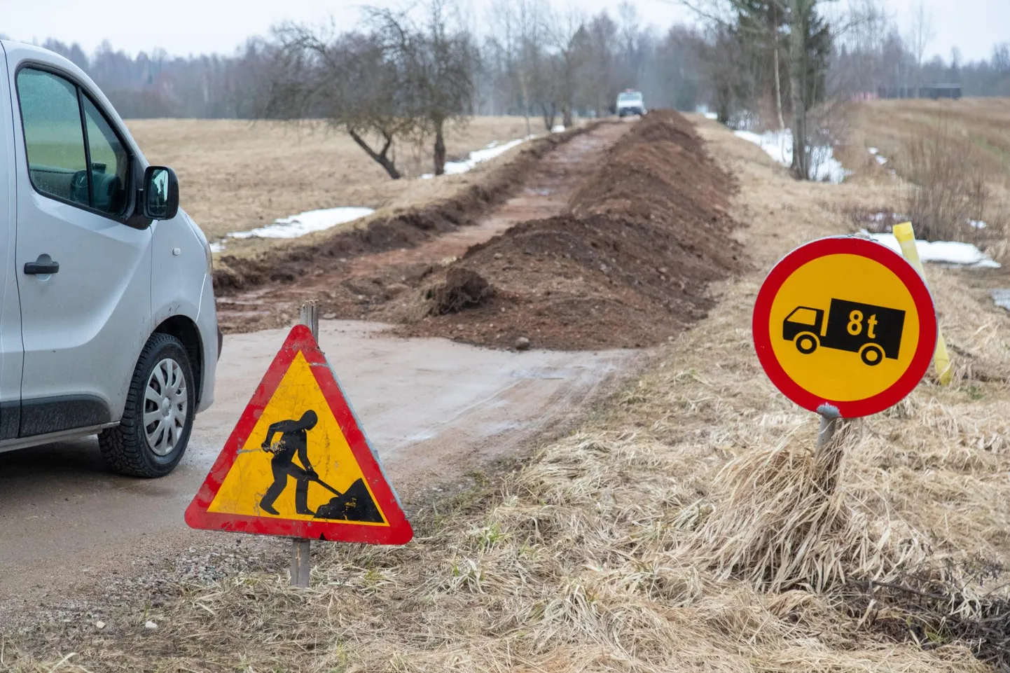 Juriidiliselt on tegemist teeremondiga, mida maaomanik oma erateel kolmapäeval alustas. Plaani järgi peaks tee kitsamaks muutuma, aga millal töö lõpeb, pole teada.